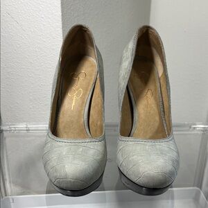 Jessica Simpson Light Gray Croc-Embossed Round-Toe Pumps